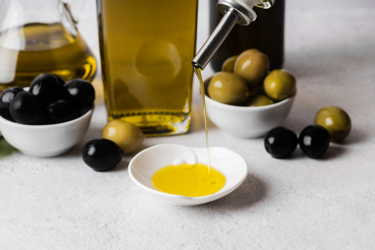 Cómo ahorrar aceite de oliva: el truco definitivo para gastar menos en la cocina