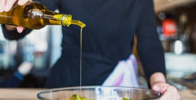 Cómo ahorrar aceite de oliva: 5 trucos infalibles para gastar menos en la cocina