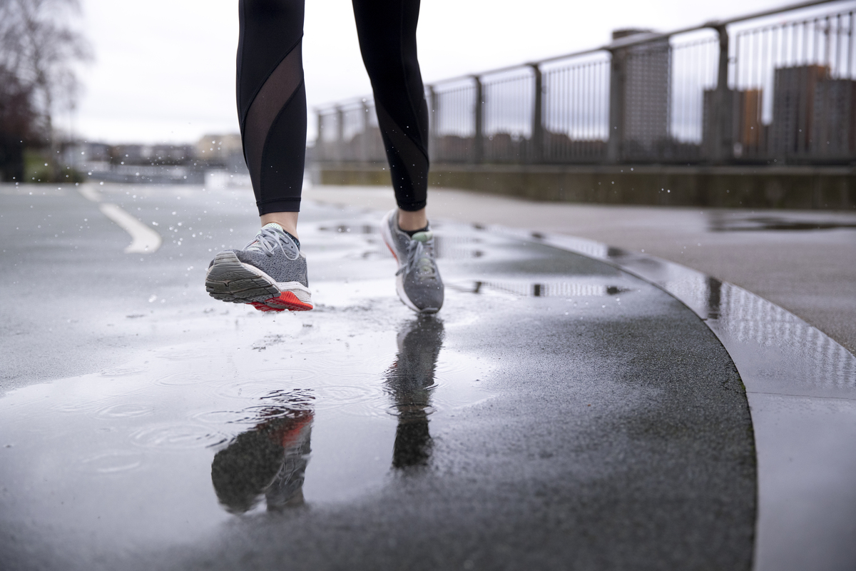 Las mejores zapatillas de running de hombre impermeables: que no te pare la lluvia