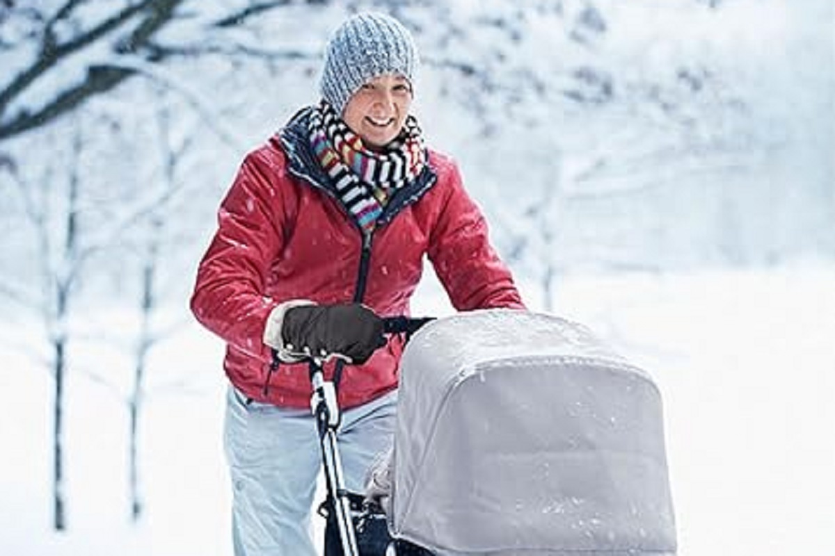 Las manoplas superventas que te protegerán del frío mientras paseas a tu hijo en el carrito