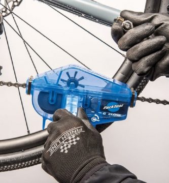 Este dispositivo limpia la cadena de la bici sin desmontarla ni manchar nada