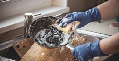 5 consejos para limpiar las sartenes antiadherentes sin dañarlas