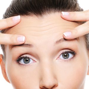Combate tus arrugas con el Sérum Antiedad de L’Oréal más vendido, a mitad de precio